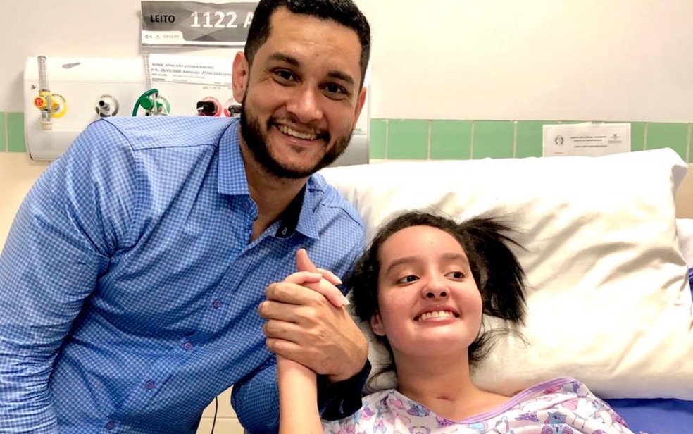 Sthéfany com o pai em hospital de Goiânia — Foto: Arquivo Pessoal/Geraldo Pedro Ribeiro