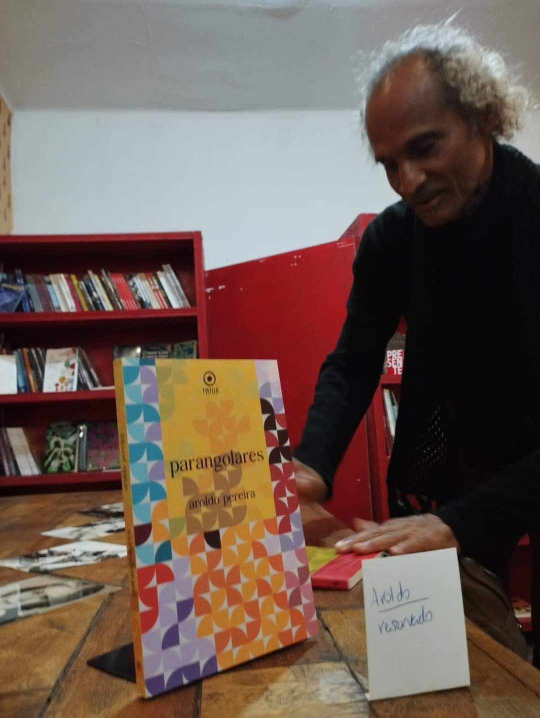 PARANGOLARES – Escritor mineiro lança livro em Brasília