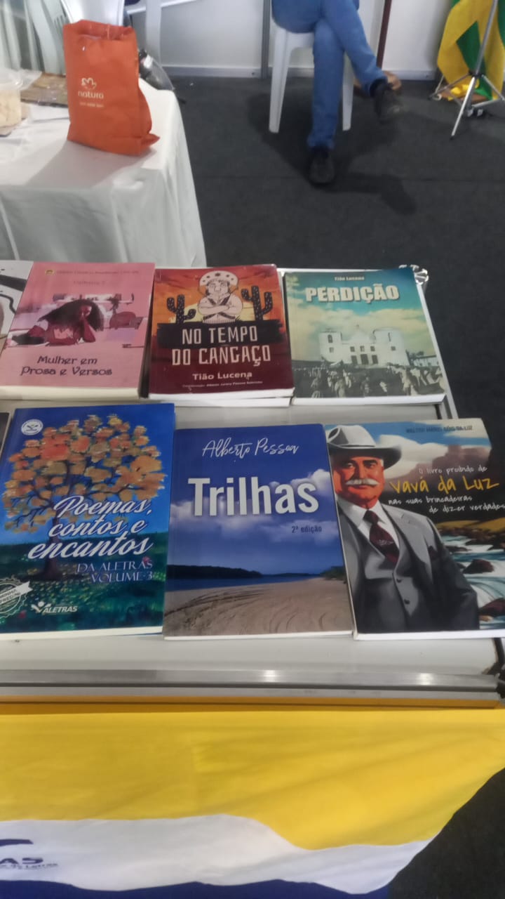 Obras de Vavá da Luz e Tião Lucena na Feira do Livro de Brasília